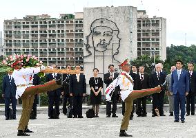 Abe meets Castro on 1st visit to Cuba by Japan leader