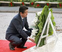 Abe lays wreath at U.S. military graves in Hawaii