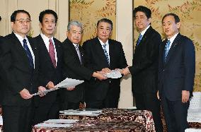 Japan PM Abe calls for deeper Diet talks on emperor's abdication