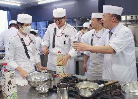 Foreign cooks flocking to Japanese culinary schools