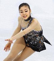 Kim Yu Na tops short program