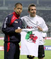 Juventus star Del Piero with charity T-shirt