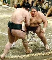 Miyabiyama, Hakuho stayed in joint lead at summer tourney