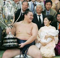 Hakuho closes with perfect 15-0, shows off Emperor's Cup