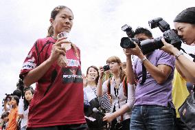 Sawa practices before hundreds of people