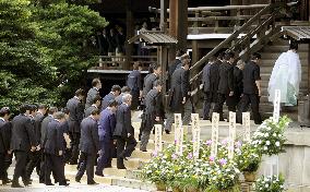 Kan skips visit to Yasukuni Shrine