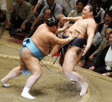 Hakuho handed 2nd defeat, lowly Goeido takes sole lead