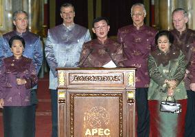 (3)APEC leaders wind up summit