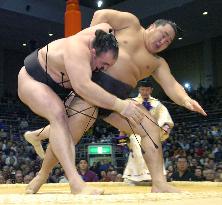 Asashoryu off to winning start at Kyushu sumo