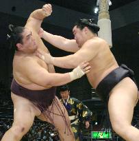 Asashoryu pummels Miyabiyama to stay atop in Kyushu