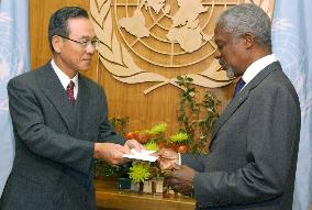 Japan's chief ambassador presents credentials to Annan