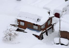Heavy snow hits northern, central Japan