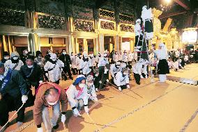 Year-end cleaning at Kyoto temple