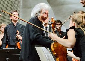 Maestro Ozawa conducts in Paris