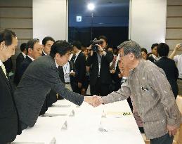 PM Abe, Okinawa gov. hold talks over base relocation