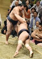 Kakuryu faces second defeat of Autumn Grand Sumo Tournament