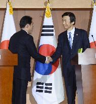 Japan, S. Korea agree on "final, irreversible" comfort women solution