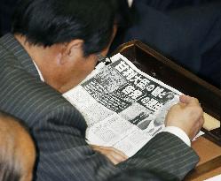 Abe wants Amari to stay in Cabinet despite graft allegation