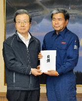 Chinese envoy donates to Kumamoto's quake relief