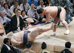 Yokozuna Harumafuji seizes sole lead in Nagoya