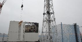 Removal of panels covering Fukushima reactor building starts