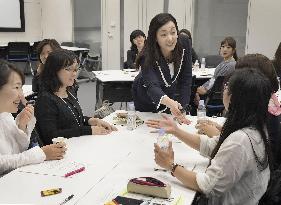 Classes instruct Japanese businesswomen how to act, dress like leaders