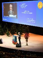 Nobel laureate Ohsumi gives lecture in Stockholm