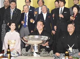 Sumo: New Year champ Kisenosato beats Hakuho, set for yokozuna