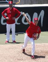 Baseball: Ohtani's 1st bullpen session since surgery