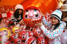 Dharma doll market opens at Myohoji Temple in Shizuoka