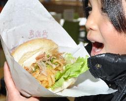 'Udon hamburger' in the noodle's home