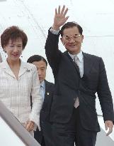 (1)KMT's Lien arrives in Beijing ahead of meeting with Hu