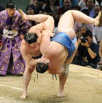 Hakuho makes sumo history