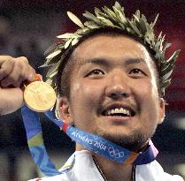 (3)Japan's Suzuki wins gold in Olympic judo