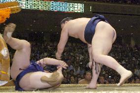 Hakuho beats Tokitenku at Autumn sumo