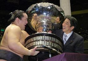 Asashoryu schools Hakuho after winning 18th title