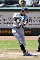 Ichiro reaches 2,000th hit milestone
