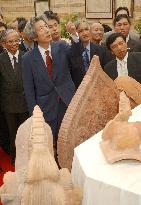 (2)Koizumi visits Hanoi's Thang Long remains