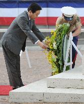 PM Noda visits U.S. national cemetery