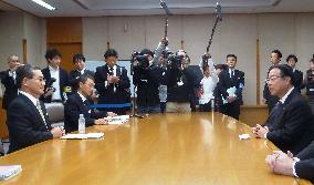 Nuclear emergency minister meets Kagoshima governor