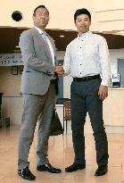 Ex-Yankees hurler Kuroda greets Hiroshima manager in Okinawa