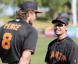 Aoki chats with Giants teammate Pence