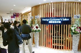 Salon for foreign tourists opens at Kintetsu dept. store