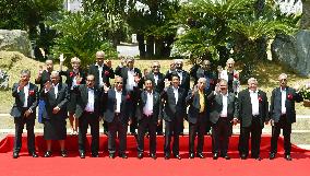 Abe vows more than 55 bil. yen to Pacific island nations over 3 yrs