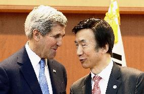 U.S.'s Kerry, S. Korea's Yun attend joint press meet