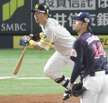 SoftBank Hawks, Yakult Swallows play in Game 2 of Japan Series
