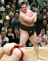 Hakuho improves to 2-0 at spring sumo