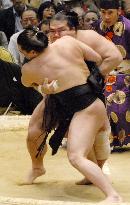 Ozeki Tochiazuma stays at 3-0 records at spring sumo