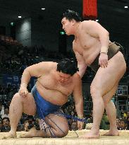 Hakuho remains unbeaten