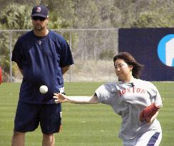 MLB pitcher helps Japan knuckleballer